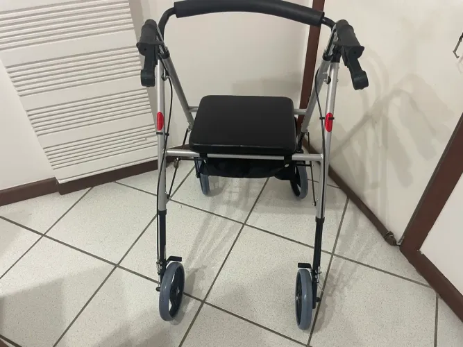 Vendo Andador Dobrável com assento 