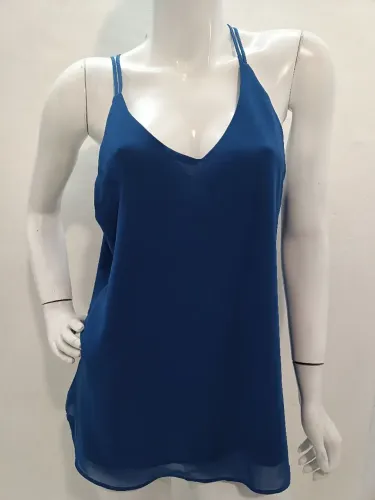 Regata com detalhes cruzado. Cor azul, em crepe. GG