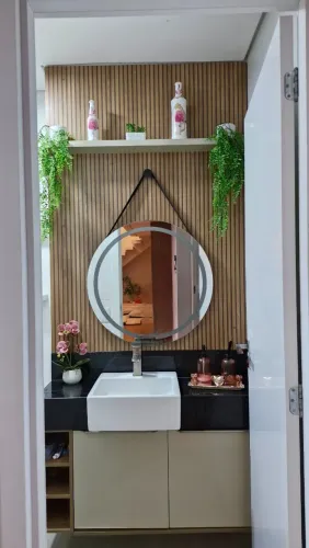 Painel de parede com prateleira