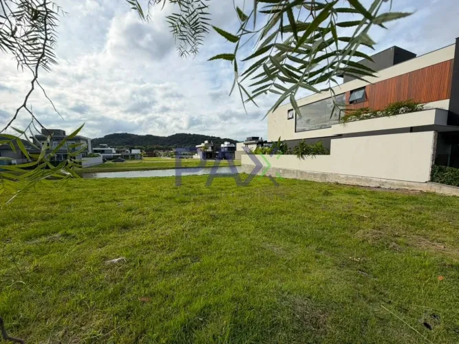 Lote de 303m² à venda no Reserva da Pedra