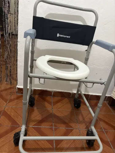 Cadeira de Banho Dobrável Dellamed D30 com Rodas - Excelente Estado