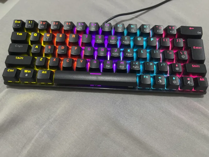 Teclado 60% led cabo USB tudo funcionando normalmente menos a led do caps