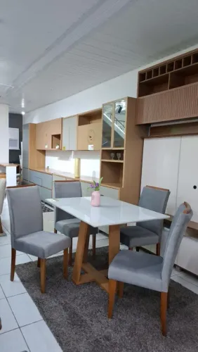 CONJUNTO DE JANTAR MESA EM MDF E 4 CADEIRAS EM MADEIRA MACIÇA