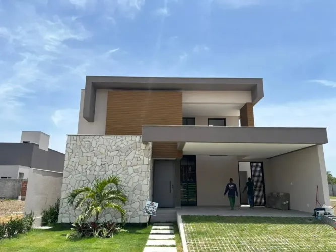 Casa em condomínio com 4 suítes, rooftop e energia solar