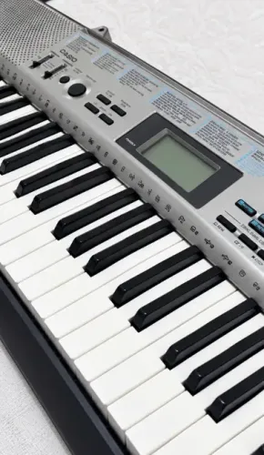 Teclado Musical Casio CTK-1300 com Display e Ritmos