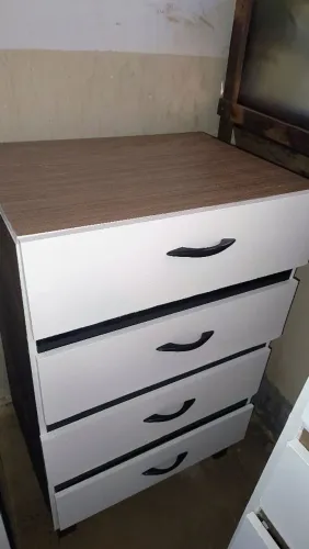 CÔMODA 4 GAVETAS AMADEIRADA 