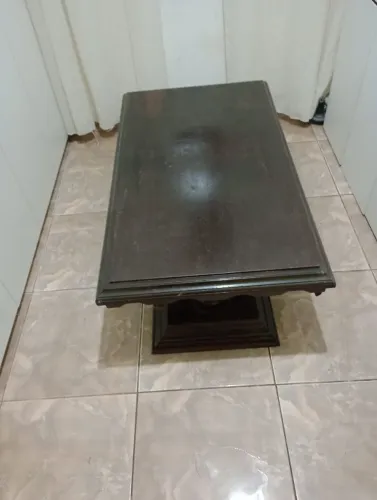 Mesa de centro de madeira pura envernizada