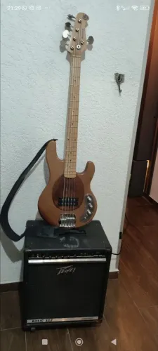 Contra baixo Music Man ARTWOOD