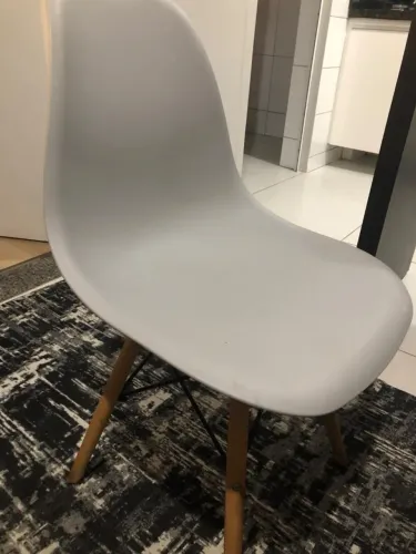 Cadeira Cinza com Pés de Madeira - Estilo Eames