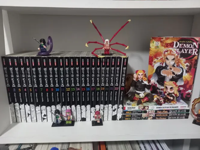 Demon slayer coleção (1-23, 3 novels e academy. Bonecos incluídos)
