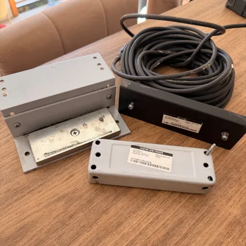 kit de fechadura eletroímã (ou fechadura magnética) da marca Intelbras,
