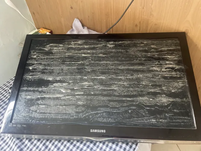 TV Samsung quebrada para retirada de peças ou pra quem souber ajeitar 