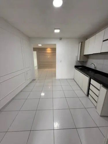 VENDE-SE UM PRIMEIRO ANDAR NO CENTRO 
