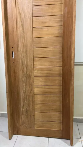 Porta trabalhada de jatobá completa