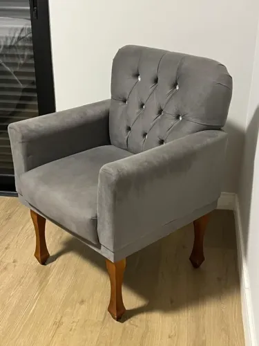 Poltorna em Suede com pés retrô