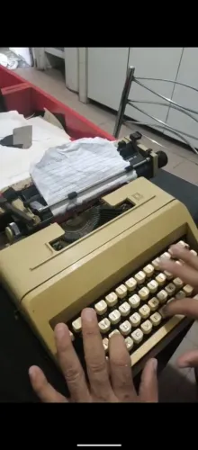 MÁQUINA DE ESCREVER OLIVETTI