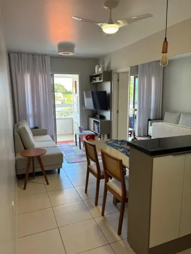 Apartamento semi mobiliado com 2 dormitórios + sacada em Canasvieiras!