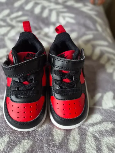 Vendo tenis bebê menino 19/20- Valor 150 qualquer um.