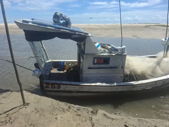Barco de Pesca Artesanal Completo com Rede - Pronto para Trabalhar