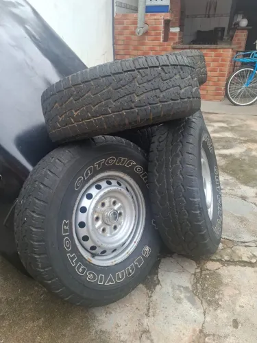 4 pneus montados e 2 sem aros 265/75R16