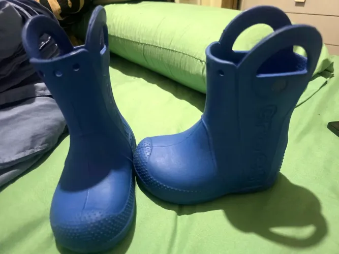 Vendo bota infantil crocs tam 28