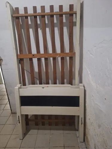 Cama de solteiro, madeira. 