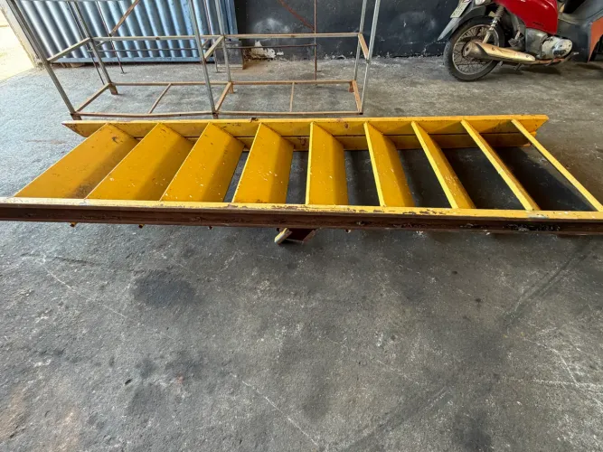 Escada de ferro 3,15m com 9 degraus.