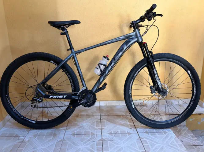Bicicleta FIRST Impact Aro 29 - Quadro 19 - Shimano Acera - Ótimo Estado