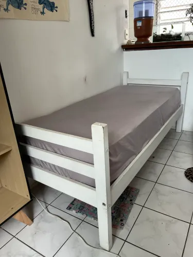 Cama de solteiro branca, acompanha colchão!!