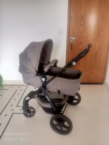 Carrinho de bebê e bebê conforto