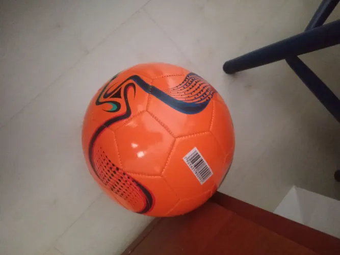 Vendo bola de futebol pouco usada em bom estado 