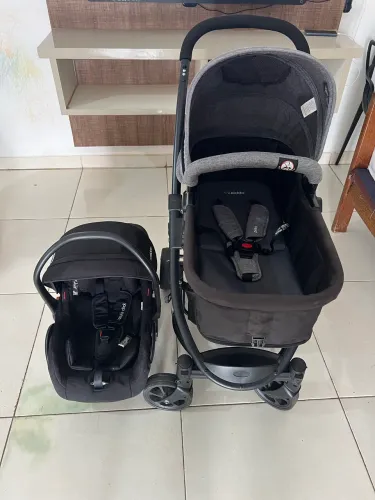 Carrinho Moises + bebê conforto de bebê 
