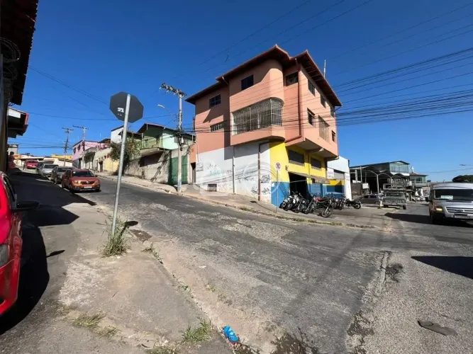 Excelente Casa a venda com 390m² Duas Lojas e Duas salas comerciais - Jatobá Belo Horizont