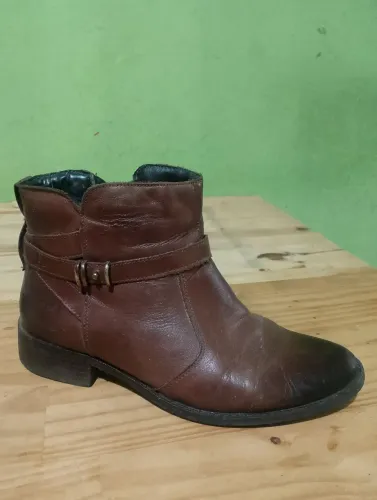 Bota em couro feminina