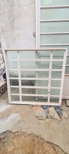 Janela de Metal 1,00 x 1,00 com vidros