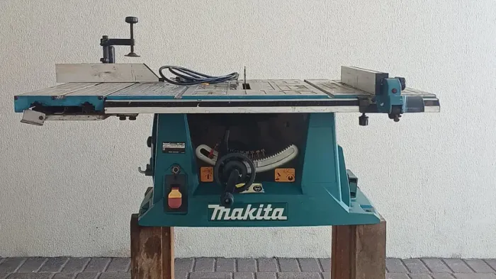 Serra Circular Bancada Mlt100-127v - Makita com bancada de madeira
