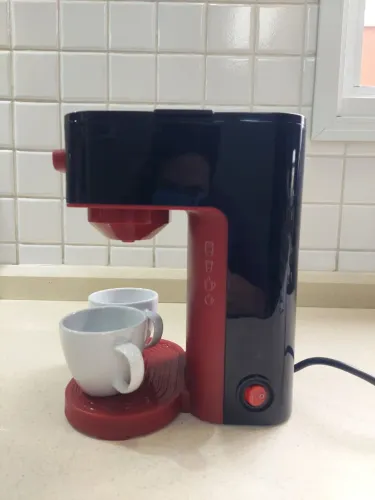 Cafeteira elétrica vermelha e preta 220V
