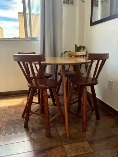 Mesa com 4 cadeiras