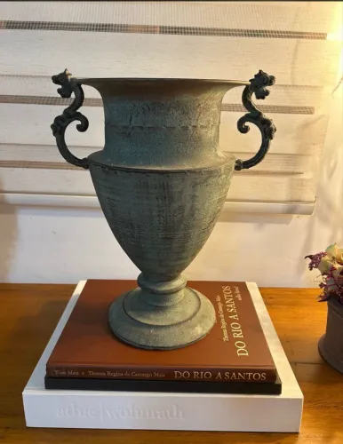 Vaso ânfora em metal verde patinado