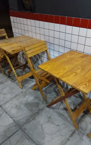 3 Mesa de madeira dobrável e 6 cadeiras