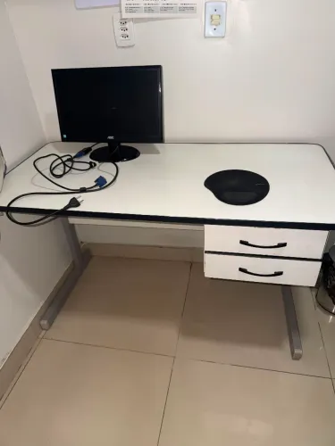 Mesa de escritório branca- usada
