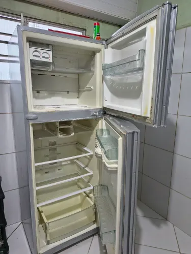Geladeira e balcão de cozinha com pia