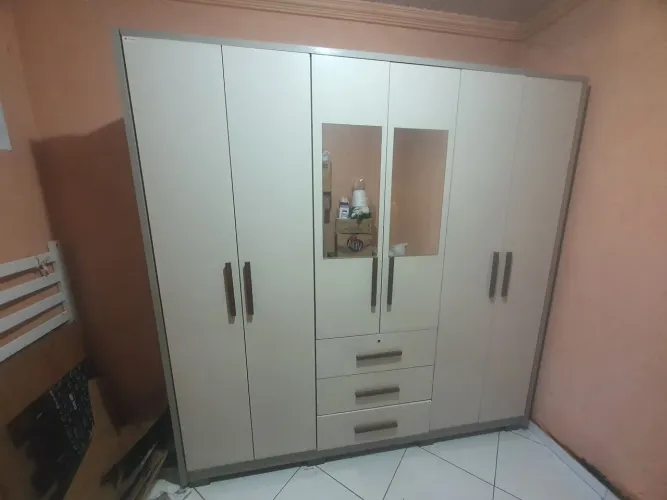 Vende-se guarda-roupa casal com 6 portas e 3 gavetas
