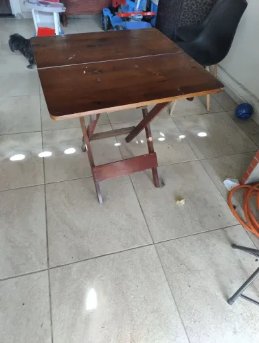 Vendo Mesa de Madeira com quatro cadeiras
