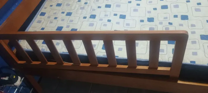 Cama de solteiro de madeira com colchão