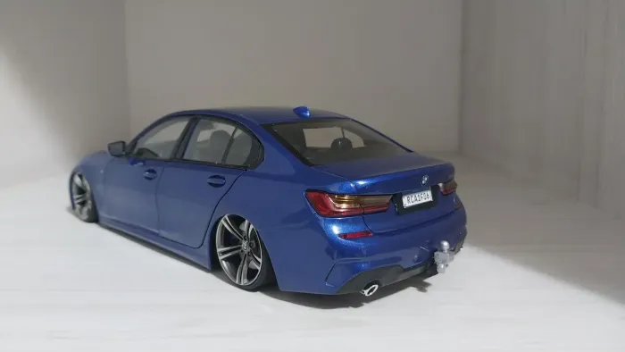 Miniatura BMW 330i 1/18 (Só venda)