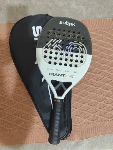 Raquete Beach Tennis Shark Giant Pró 3K 328 Gr balance 25,5