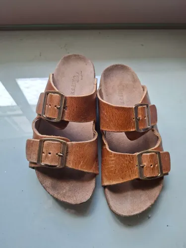 Par de sandálias estilo Birken em couro legitimo , estado de novo n° 36.