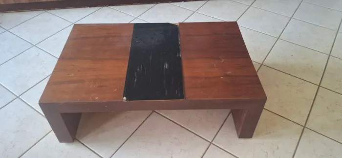 Mesa de Centro Amadeirada com Detalhe Central em Vidro Preto