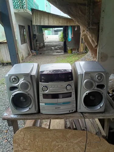 Rádio Gradiente, CD e rádio FM, toca fitas 